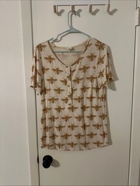 kate quinn Cream Short-Sleeve Henley with Gold Bee Print